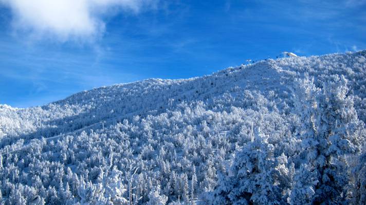 卷云下的雪山景观高清壁纸