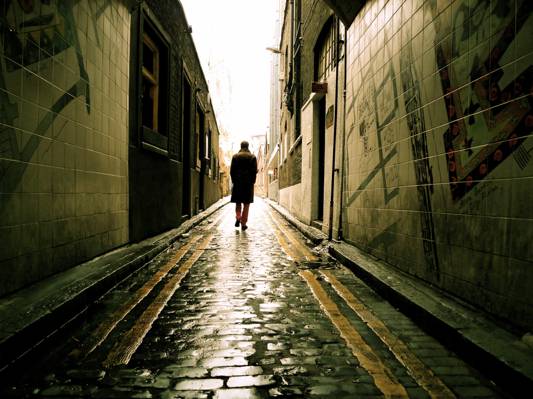 穿着黑色外套走在巷子里,whitechapel高清壁纸的人