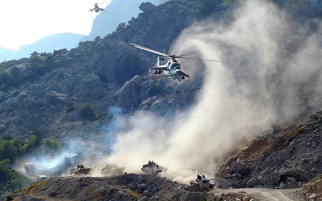 Bmpshki,Mi-24,列,山,封面,道路,支持,机器,烟,坦克,灰尘,直升机
