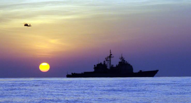 船和直升机在夕阳高清壁纸的剪影