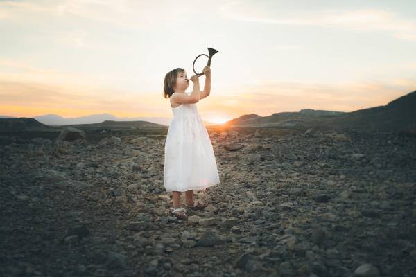 吹奏乐器站在石头场高清壁纸的白色礼服的女孩