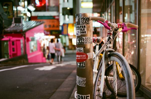 白色刚性山地自行车附近棕色木杆,东京高清壁纸