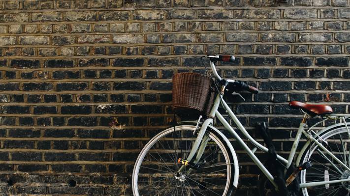 银通过在墙上的自行车高清壁纸