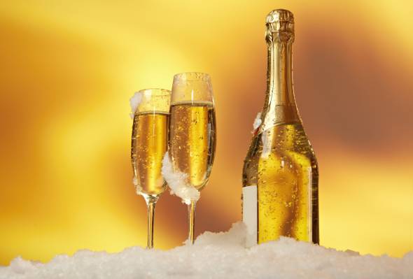 葡萄酒瓶与两个香槟长笛顶碎冰碎冰高清壁纸