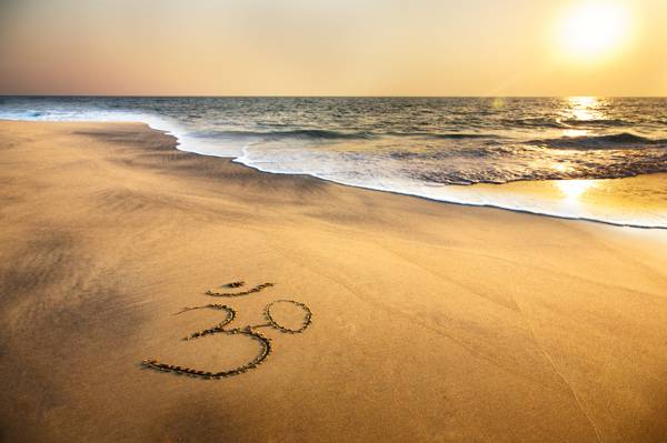 壁纸岸,海滩,海,沙,海,沙,日落,om符号,梵天,海洋,印度,日落