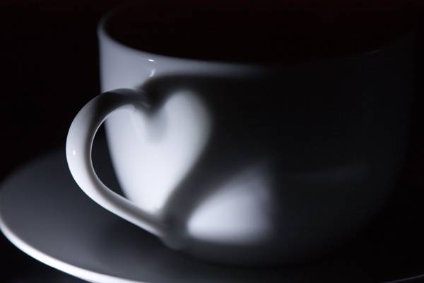 白色陶瓷咖啡杯与心柄阴影高清壁纸