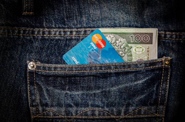 磁条卡和钞票在蓝色牛仔裤底部后面口袋高清壁纸