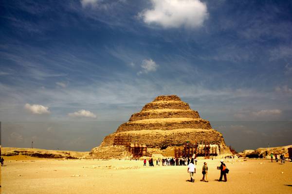 在白天高清壁纸期间埃及金字塔附近的人们