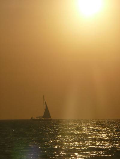 帆船在日落期间的水的身体高清壁纸