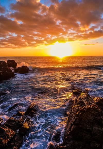 海和棕色岩石在日落期间的风景高清壁纸