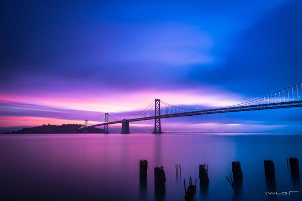 蓝色和紫色的天空下金门大桥高清壁纸