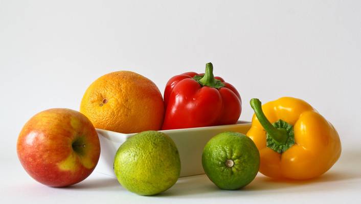 六个什锦的水果和蔬菜在白色的陶瓷碗高清壁纸