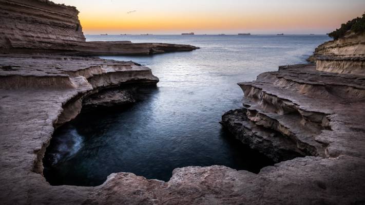 棕色的岩层靠近水体,马耳他高清壁纸