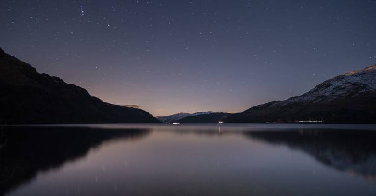 平静的身体在晚上,洛蒙德湖高清壁纸的照片