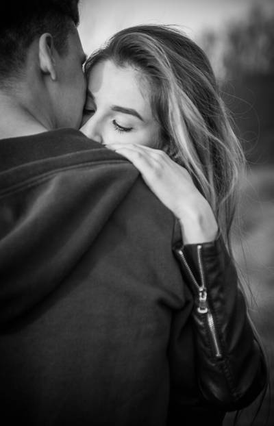 男人和女人互相拥抱的灰度摄影高清壁纸