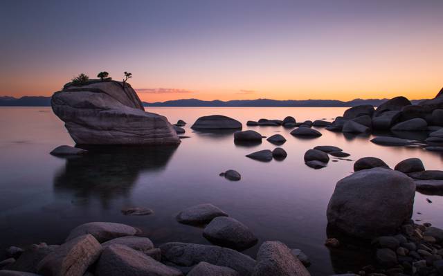在日落,太浩湖高清壁纸海边的岩石海边