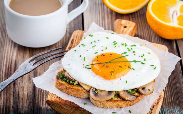 壁纸蘑菇,橘子,早餐,烤面包,炒鸡蛋,早餐,咖啡,杯