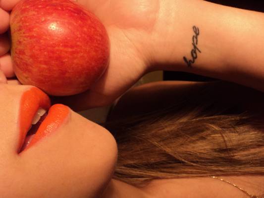 拿着苹果高清壁纸的手腕纹身的女人
