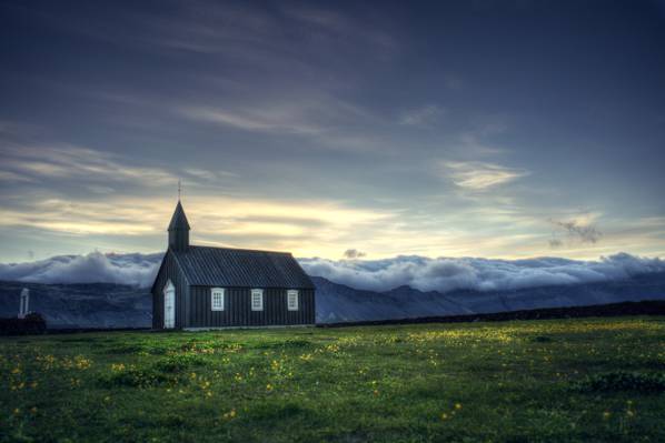 在白色层云的绿草领域教堂白天高清壁纸