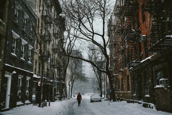 穿连帽衫走在雪覆盖的道路高清壁纸的人