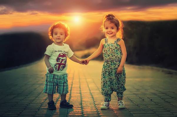男孩和女孩站在太阳高清壁纸的背后