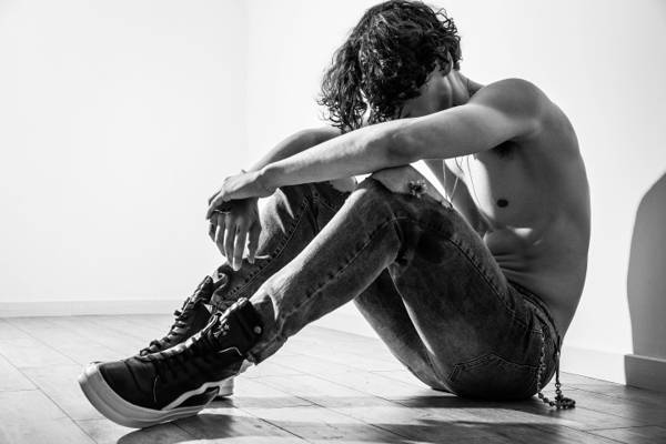 一个男人裸照坐在地板上的灰度照片高清壁纸
