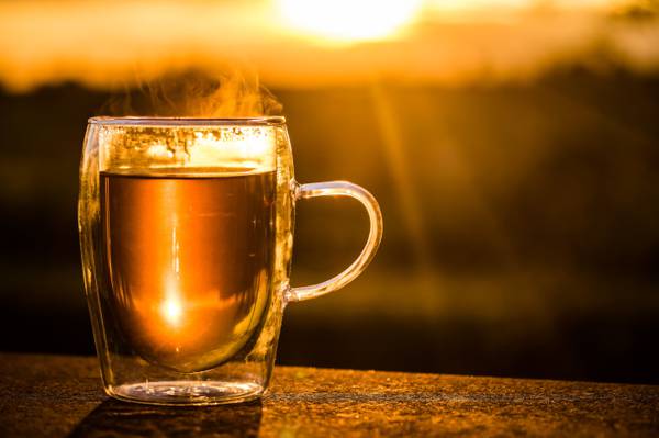 清澈的玻璃杯,在金色的小时高清壁纸期间充满了茶