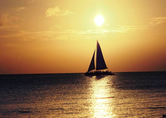 帆船在日落时分,开曼群岛岛屿高清壁纸