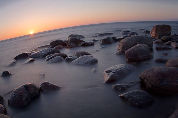 在日落期间的海边棕色岩石高清壁纸