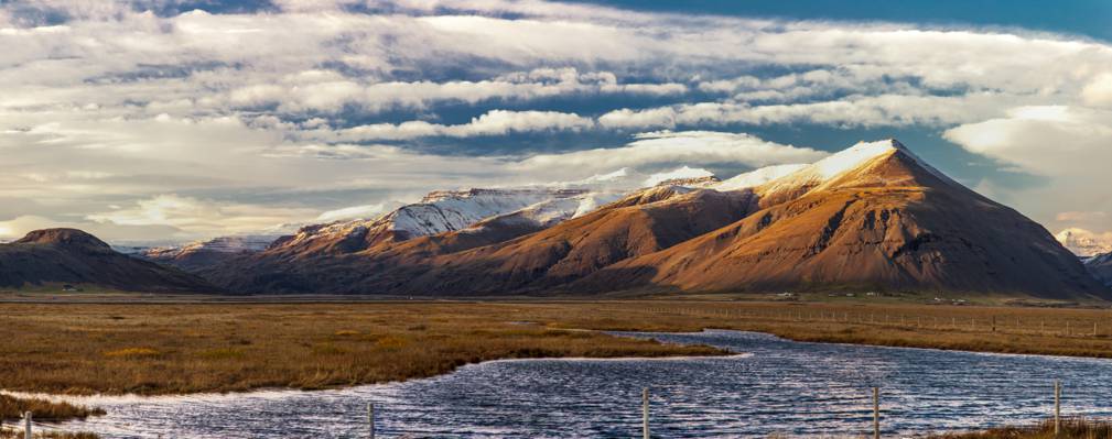 棕色山脉和白色的灵气云图,冰岛高清壁纸