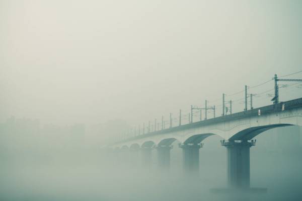 在有雾的天气HD wallpaper的白色混凝土桥的股票摄影