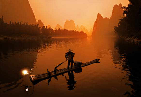 橙色,黑色和米色绘画的人骑在湖中间的临时船身在水之间的树木与山景高清壁纸