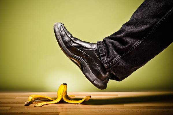 黑色牛仔裤和黑色便鞋的人在黄色的香蕉高清壁纸的果皮