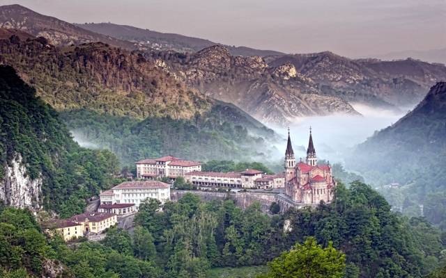 山,Covadonga,自然,雾,西班牙,欧洲Picos de的山脊,城堡,大教堂,阿斯图里亚斯,...