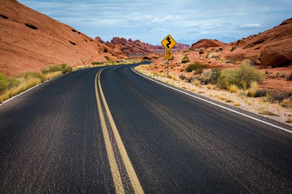 风景摄影的道路之间的沙漠山高清壁纸