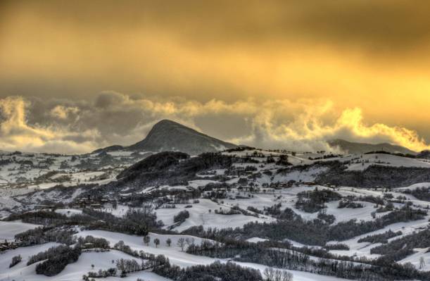 白雪覆盖的山,castellarano,意大利的空中照片高清壁纸