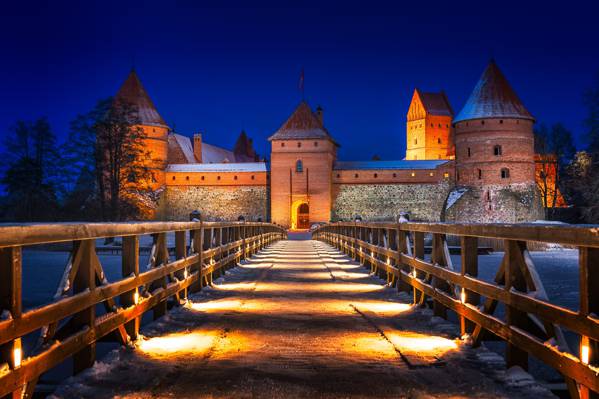 墙,塔,雪,桥,冬天,树,城堡,特拉凯城堡,灯,立陶宛,晚上,河