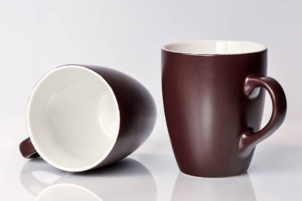 两个棕色和白色的陶瓷杯子高清壁纸