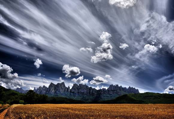 在白天,蒙特塞拉特高清壁纸在多云的天空下的风景照片