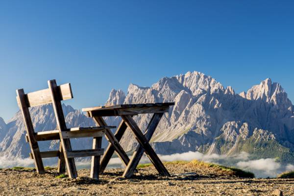 棕色的木桌和长凳在白天高清壁纸熊山