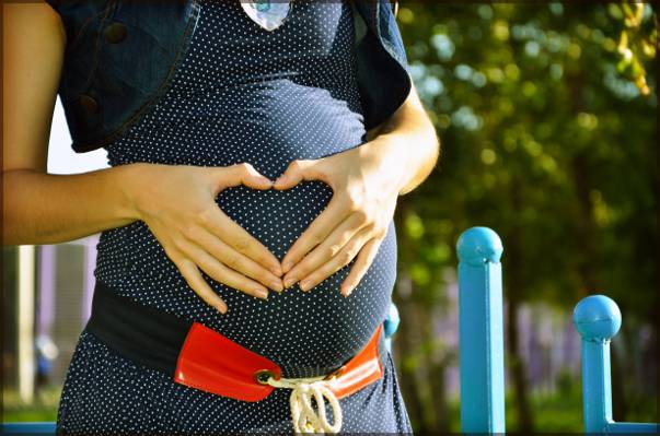 怀孕的女人,在她的婴儿凹凸高清壁纸显示心手图