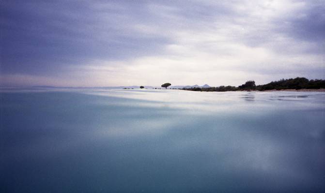 在白天,撒丁岛高清壁纸蓝色的大海