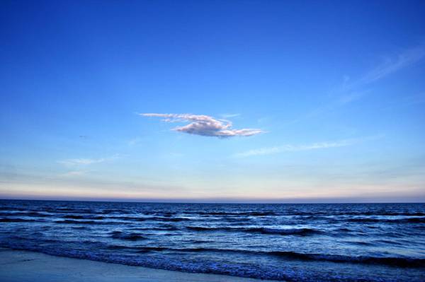 在一天的时间高清壁纸蓝色的天空下的蓝色大海