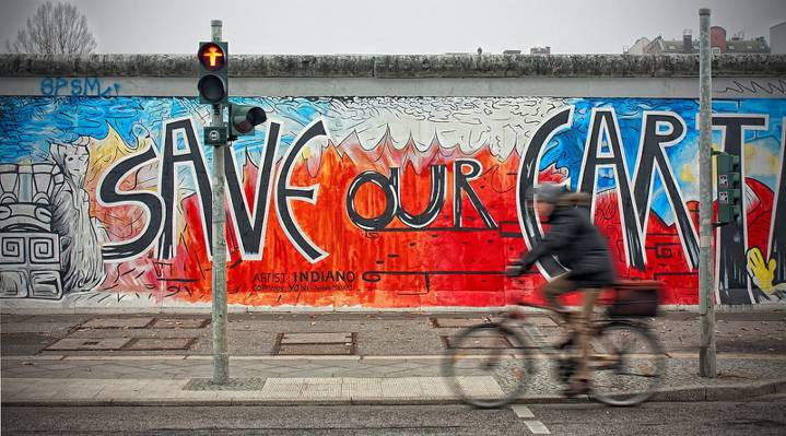 时间推移摄影的人骑自行车与背景保存我们的地球墙艺术高清壁纸