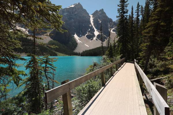 棕色木桥旁边棕色的落基山附近的水体在白天,冰lake湖,加拿大高清壁纸