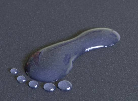人脚水滴在黑色的表面高清壁纸
