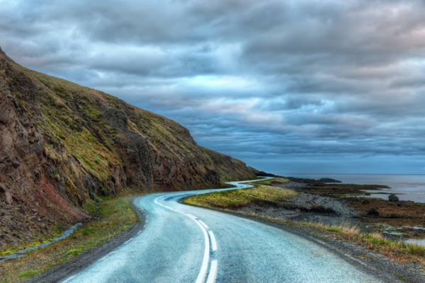 风景摄影的山路附近的道路和水,冰岛高清壁纸