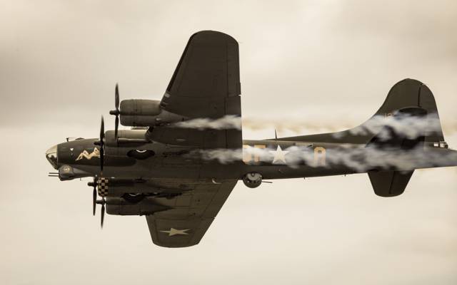 壁纸轰炸机,重,四引擎,飞行要塞,“飞行堡垒”,波音B-17