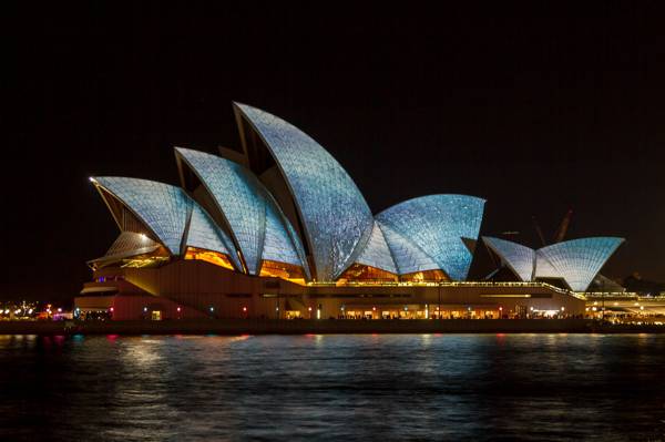 在晚上点燃悉尼歌剧院在晚上的高清壁纸