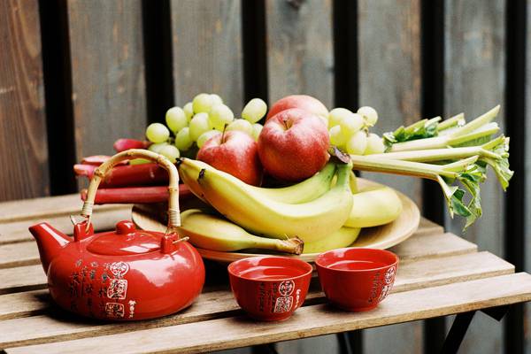 在水果旁边的红色陶瓷茶壶HD wallpaper